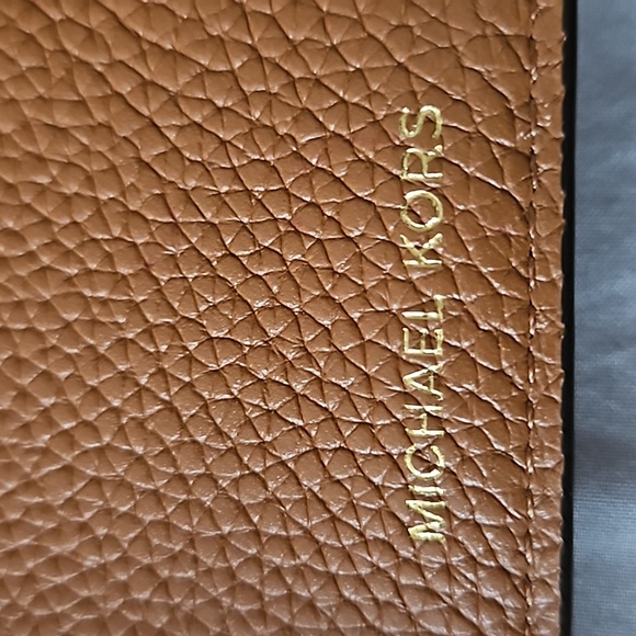 Michael Kors wallet and cell phone holder - Picture 4 of 6